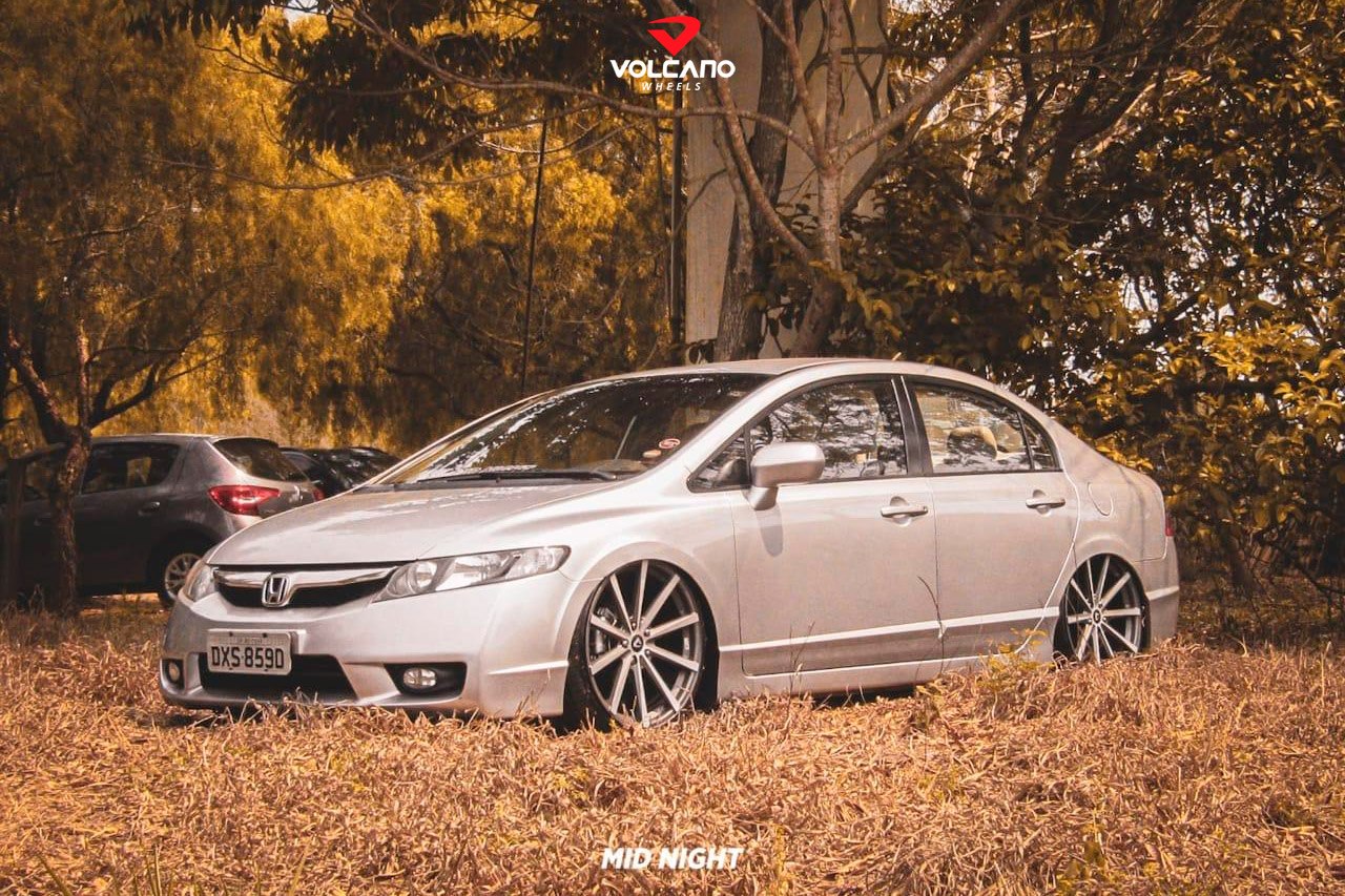 Roda Volcano MÔNACO Aro 18" tala 7" Prata diamantado