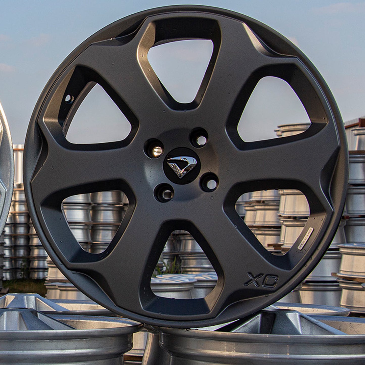 Roda Volcano VIENNA Aro 18" tala 6" Grafite Fosco